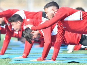 Turgutluspor Sentetik Sahada Hazırlanıyor