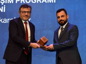 Dpü-i̇i̇f Dekan Yardımcısı Mustafa Ateş’e, Cumhurbaşkanlığı Finans Ofisi’nden Plaket