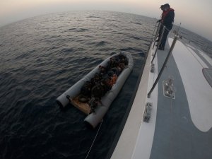 İ̇zmir Açıklarında 23 Düzensiz Göçmen Kurtarıldı