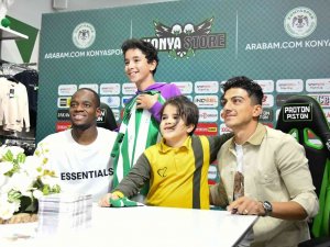 Konyasporlu Futbolcular İmza Gününde Taraftarlarla Buluştu