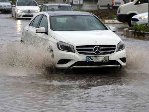 Erzincan’da Sağanak Yağış Caddeleri Suyla Doldurdu