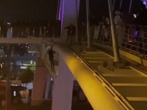 17 Yaşındaki Genç Kız Köprüden Atladı, Aşağıda Bekleyen Polisler Tuttu
