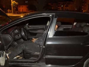 Alkollü Araç Kullanırken Kaza Yaptı, Önce Arabaya Yattı, Sonra Polise Ağladı