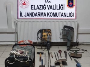 Elazığ’da Kaçak Kazı Yapan 4 Şüpheli Suçüstü Yakalandı