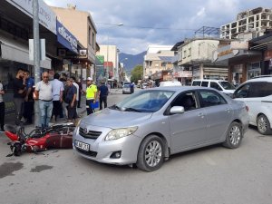 Otomobil İle Çarpışan Motosikletin Sürücüsü Yaralandı