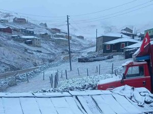 Trabzon’un Yaylaları Beyaz Örtüyle Kaplandı