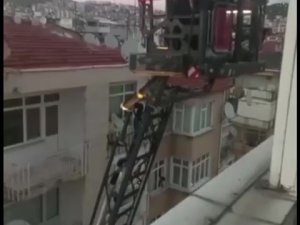 Pendik’te Tamir Etmek İçin Çıktığı Çatıda Mahsur Kaldı