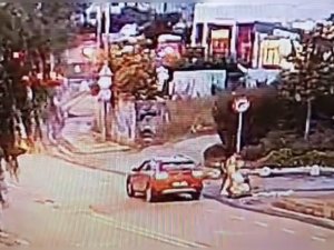 İ̇stanbul’da Kız Kardeşlerin Yaşadığı Dehşet Anları Kamerada: Polis Saldırganı Yakaladı