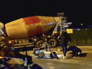 Beton Mikserinin Şoförü Motosikletteki İki Kişiyi Tekme Tokat Dövdü