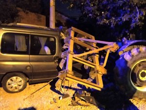 Hafif Ticari Araç Traktöre Arkadan Çarptı: 3 Yaralı