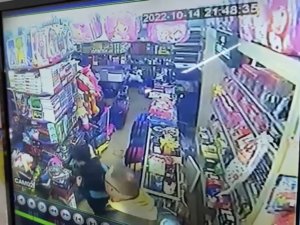 İ̇stanbul’da Kırtasiyeci Dehşeti Kamerada: Gürültü Yapan Çocukları Dövdü
