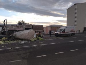 Erzurum’da Sebze Yüklü Kamyon Otomobile Çarparak Takla Attı