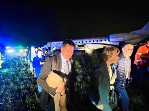 Fransız Bakan Cayeux’ün Bulunduğu Uçak Büyük Tehlike Atlattı