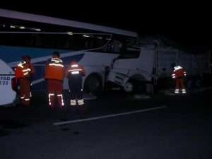 Yolcu Otobüsü İle Kamyon Çarpıştı: 16 Yaralı