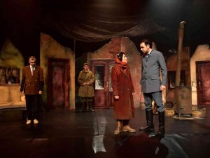 ’Buzlar Çözülmeden’ Oyunu Adana Yolcusu