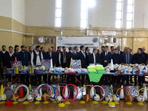 Yüksekova’daki Okullara 350 Bin Tl Değerinde Spor Malzemesi Desteği