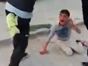 Küçük Çocukları Tekme Tokat Dövdü