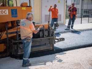 Kuşadası’nda Yol Yapım Çalışmaları Sürüyor