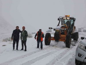 Van-bahçesaray Yolu Ulaşıma Kapandı, Onlarca Araç Mahsur Kaldı
