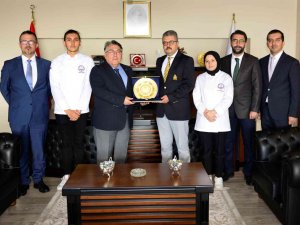 Yarışma Birincisi Aşçılık Programı Öğrencilerinden Özölçer’e Ziyaret