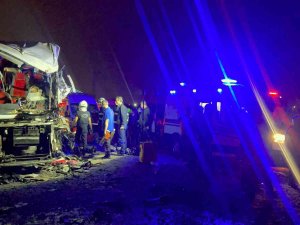 Batman’dan Diyarbakır İstikametine Seyir Halinde Olan Otobüs İle Tırın Karıştığı Trafik Kazasında 1 Kişi Hayatını Kaybetti, 22 Kişi Yaralandı.