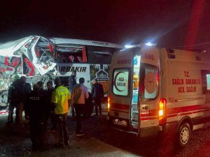 Batman’da Tır İle Yolcu Otobüsü Çarpıştı: 1 Ölü, 22 Yaralı