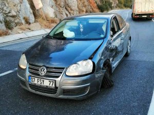 Hatalı Sollama Yapan Otomobil Kamyonla Çarpıştı: 2 Yaralı