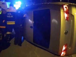Park Halinde Araca Çarpan Otomobil Yan Yattı: 4 Yaralı