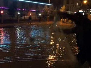 Siirt’te İlginç Görüntü: Sağanak Sonrası Göle Dönen Caddeye Ağ Attı