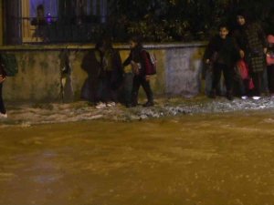 Siirt’te Sağanak Yağış Sonrası Caddeler Dereye Döndü, Vatandaşlar Zor Anlar Yaşadı