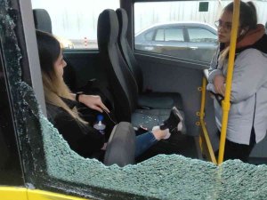 Otobüs Camı Yüzünde Patladı, Oturduğu Yerden Kalkamadı