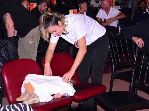 Boks Hakemi Anne, Tribünde Uyuyakalan Oğlunun Üzerini Örttü