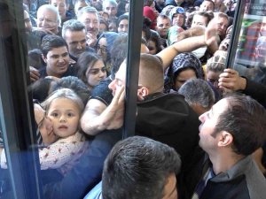 Bursa’da Alışveriş Çılgınlığı...birbirlerini Ezdiler
