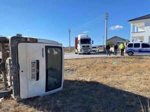 Konya’da Tır İle Minibüs Çarpıştı: 3 Yaralı