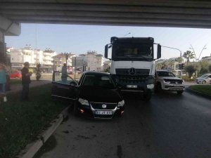 Kamyonun Çarptığı Otomobil, Kaldırım İle Kamyon Arasında Sıkıştı