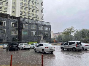 Diyarbakır’da Sağanak Yağış Etkili Oldu