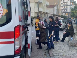 Önce Otomobile Sonra Direğe Çarptı: 2 Yaralı
