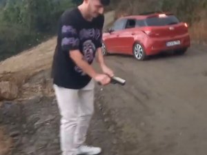 Tehlikeli Eğlence Kamerada: Arkadaşlarının Bulunduğu Otomobile Defalarca Ateş Etti