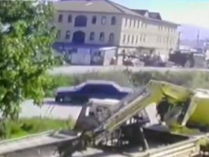 Bursa’da Otomobil Dereye Uçtu, 2 Kişi Yaralandı: O Anlar Kamerada