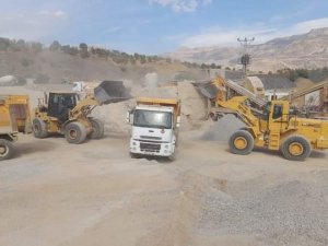 Derecik’te Yol Yapım Çalışmalarına Hız Verildi