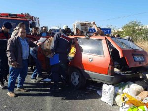 Minibüse Arkadan Çarpan Otomobildeki 4 Kişi Yaralandı