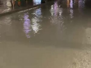 Yüksekova’da Aniden Bastıran Yağmur Caddeleri Göle Çevirdi