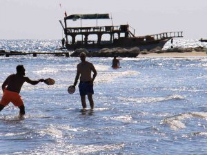 Kızkalesi’nde Sonbaharda Da Deniz Keyfi Sürüyor