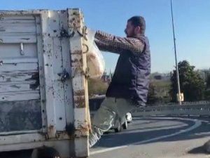 Tuzla’da Kamyonet Kasasına Asılı Yolculuk Kamerada