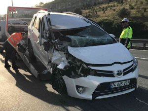 Tıra Çarpan Otomobildeki 6 Kişi Yaralandı