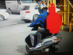 Trafik Işıklarında Hayatının Şokunu Yaşadı, Elindeki Telefonu Kapıp Kaçtılar