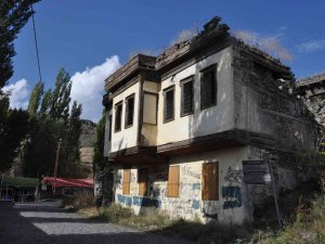 Maketi Müzede Sergileniyor, Aslı Yıkılıyor