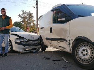 Otomobil İle Hafif Ticari Araç Çarpıştı: 2 Yaralı
