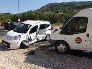 Minibüs İle Hafif Ticari Araç Çarpıştı: 2 Yaralı
