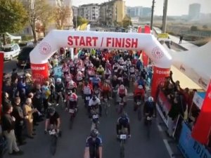 Bisiklet Yol Yarışında 70 Kilometre Pedal Çevirdiler
